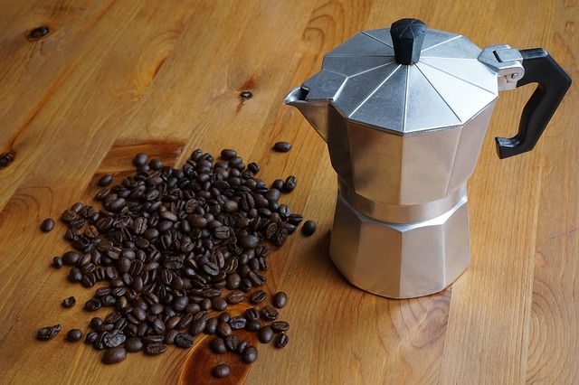 parzenie kawy w kawiarce